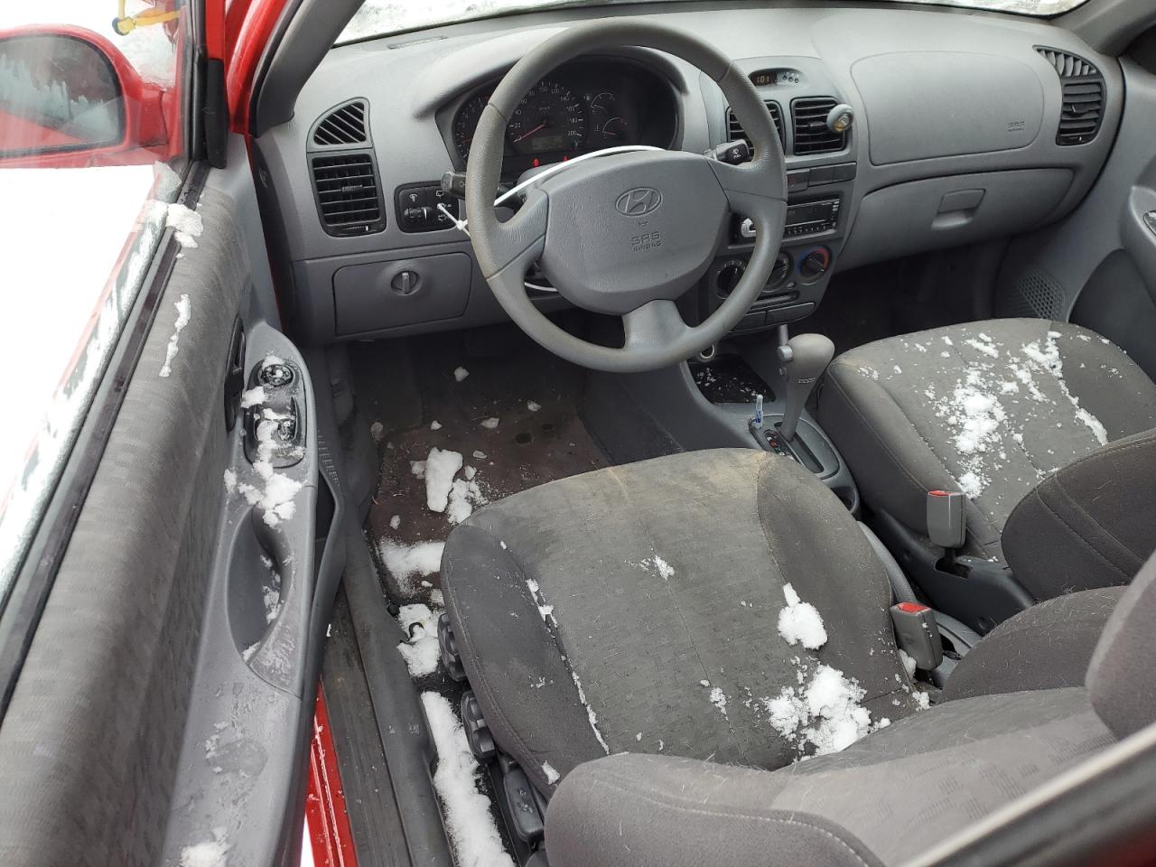 2005 Hyundai Accent - Image 8
