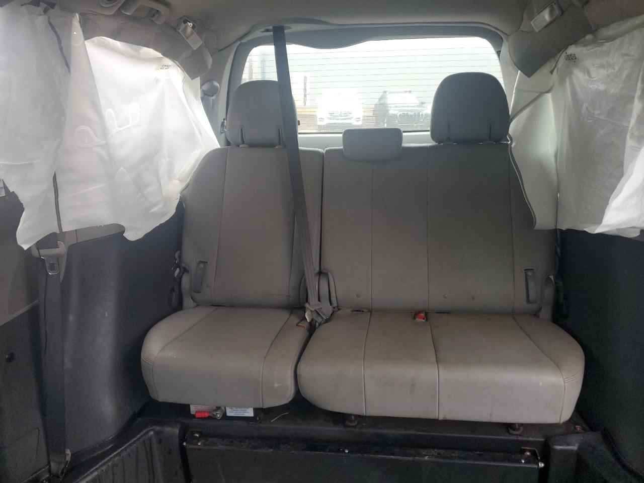 2017 Toyota Sienna - Image 10