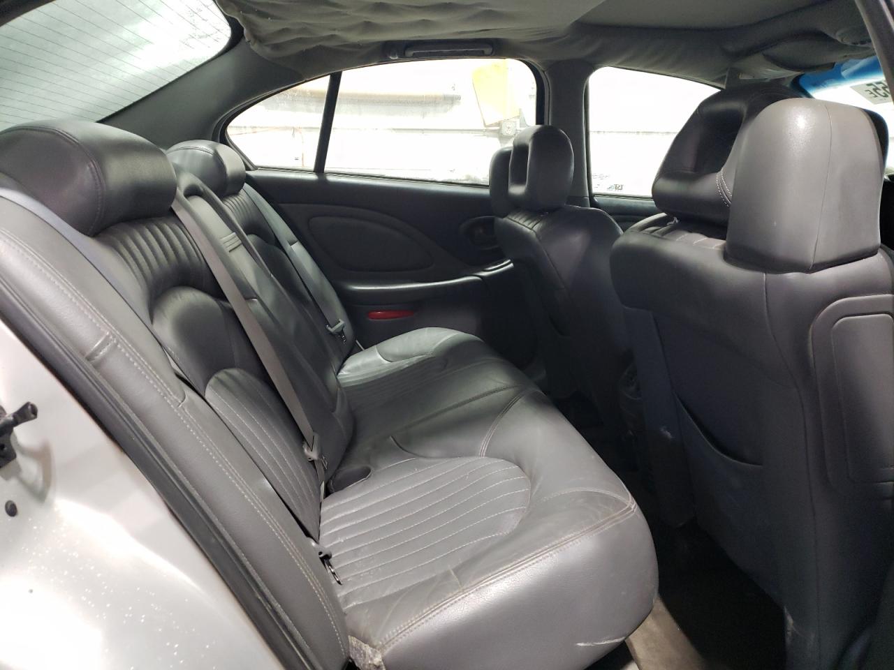 2002 Pontiac Bonneville - Image 10