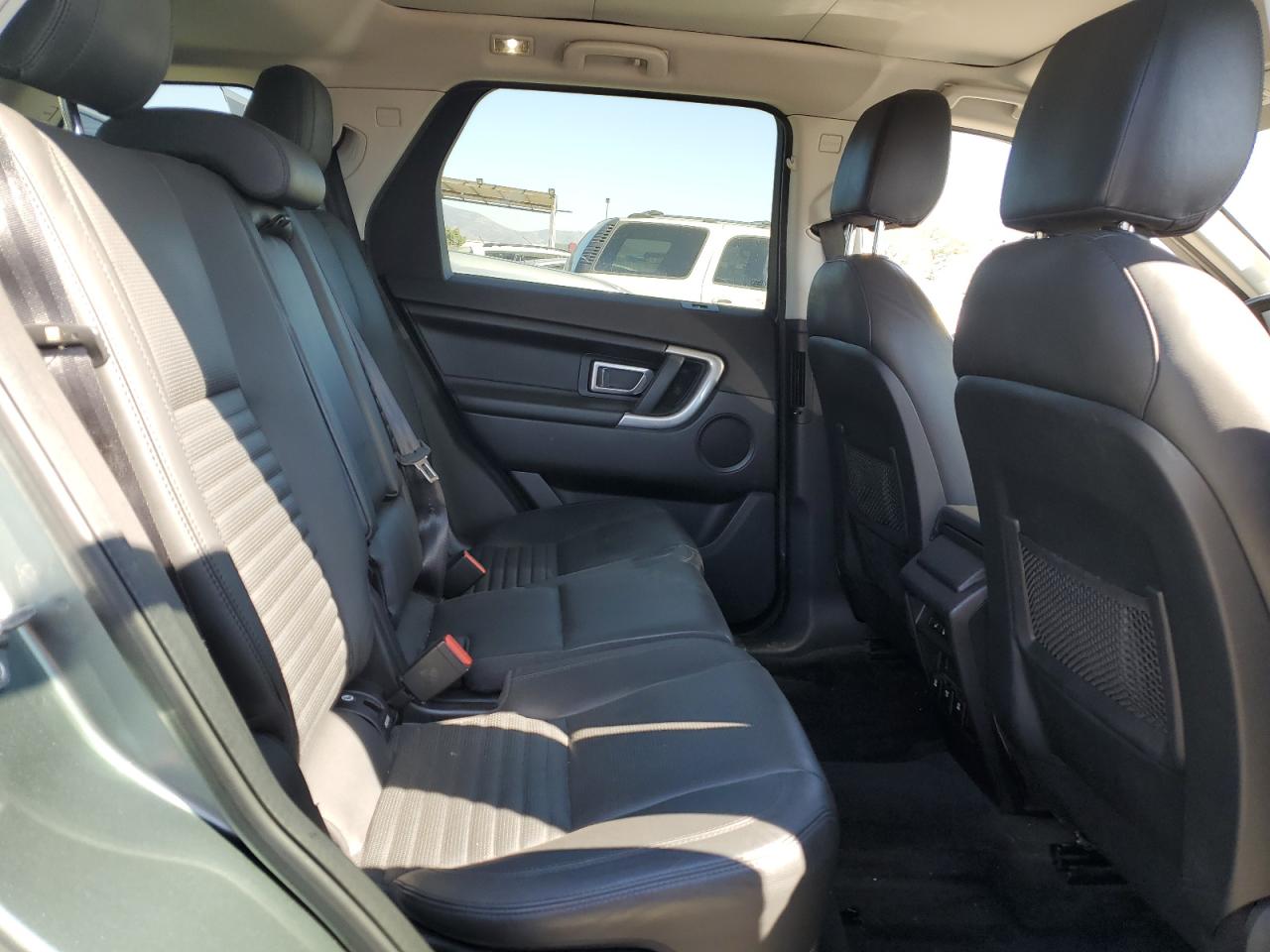 2016 Land Rover Discovery - Image 11