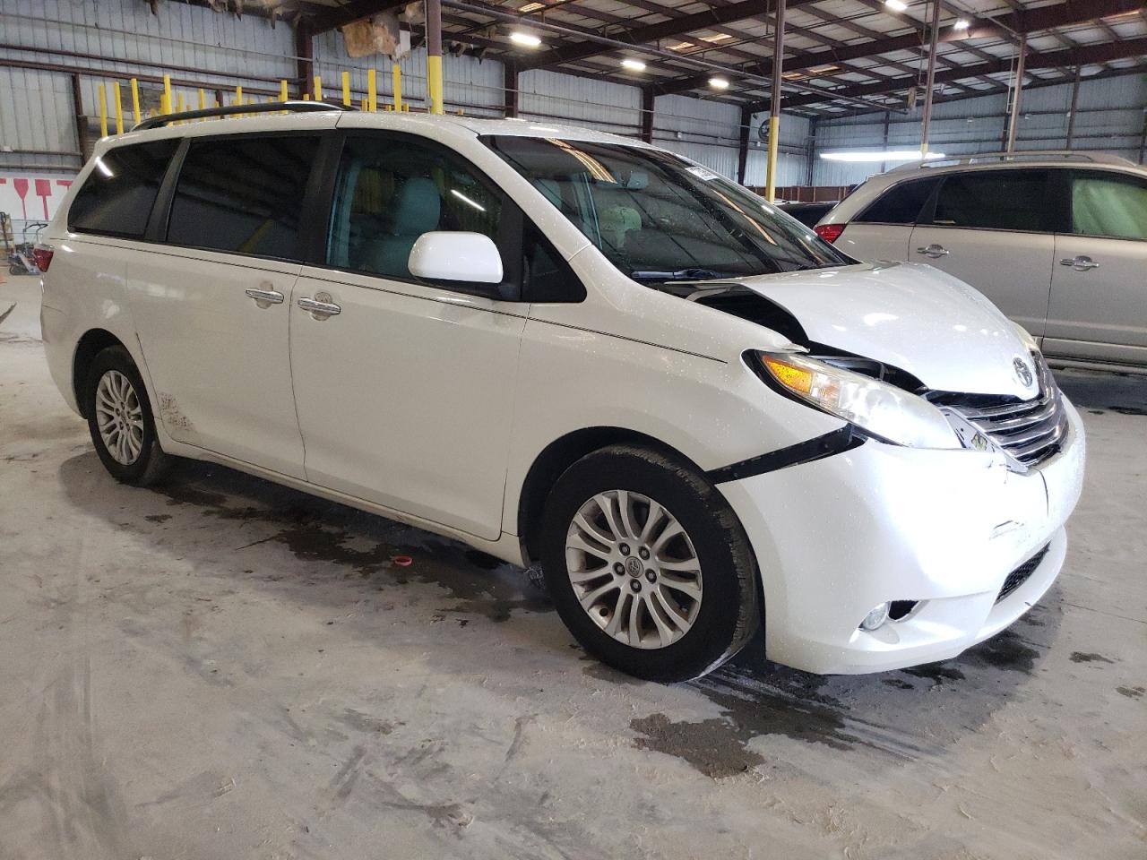 2015 Toyota Sienna - Image 4