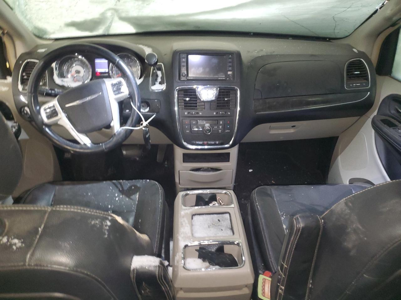 2016 Chrysler Town & Country - Image 8