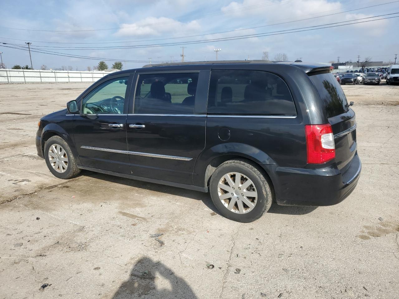 2016 Chrysler Town & Country - Image 2
