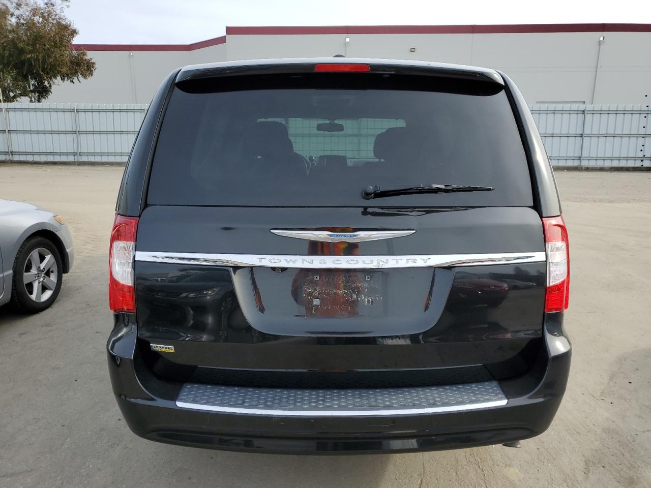 2016 Chrysler Town & Country - Image 6