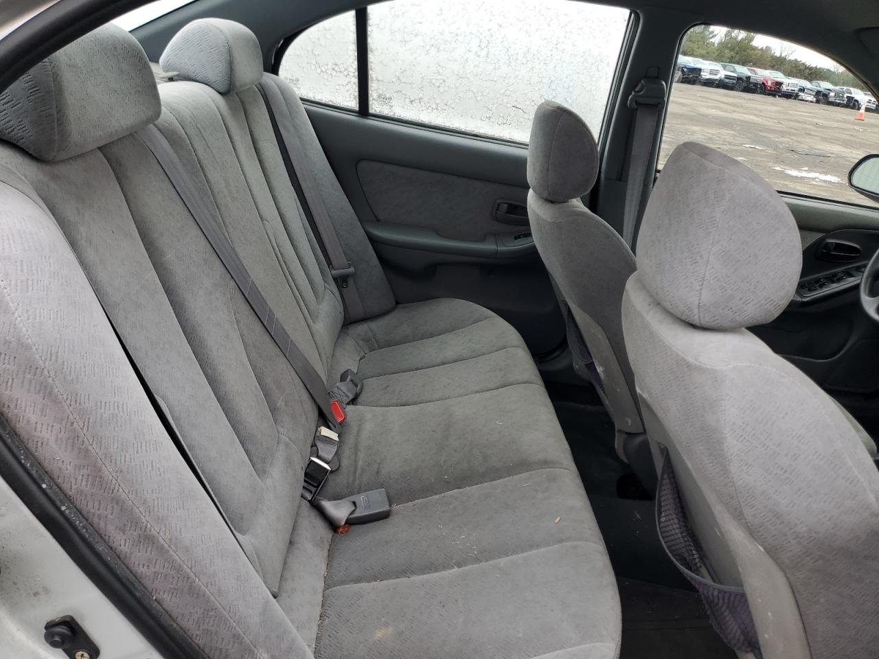 2004 Hyundai Elantra - Image 10