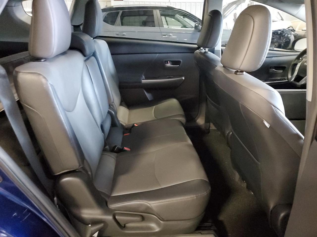 2012 Toyota Prius - Image 11