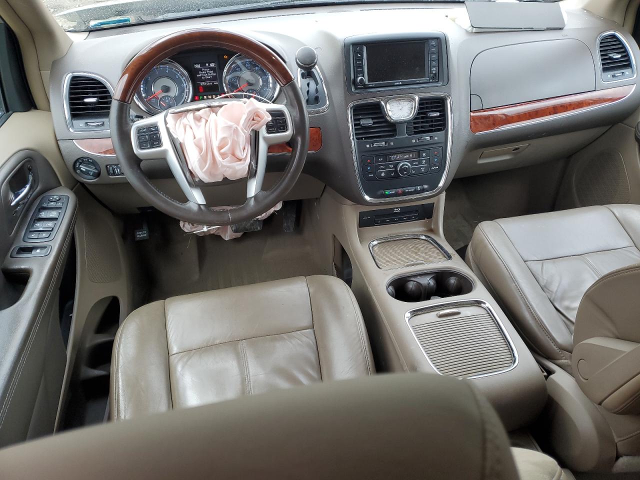 2016 Chrysler Town & Country - Image 8