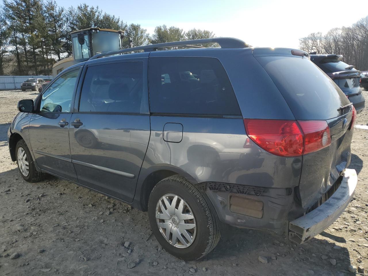 2006 Toyota Sienna - Image 2
