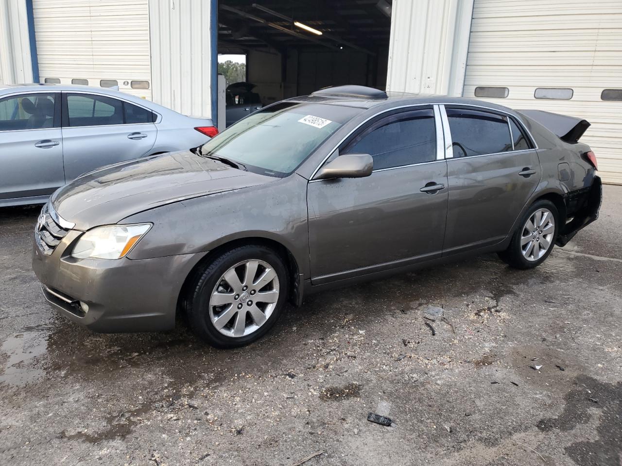 2006 Toyota Avalon - Image 1
