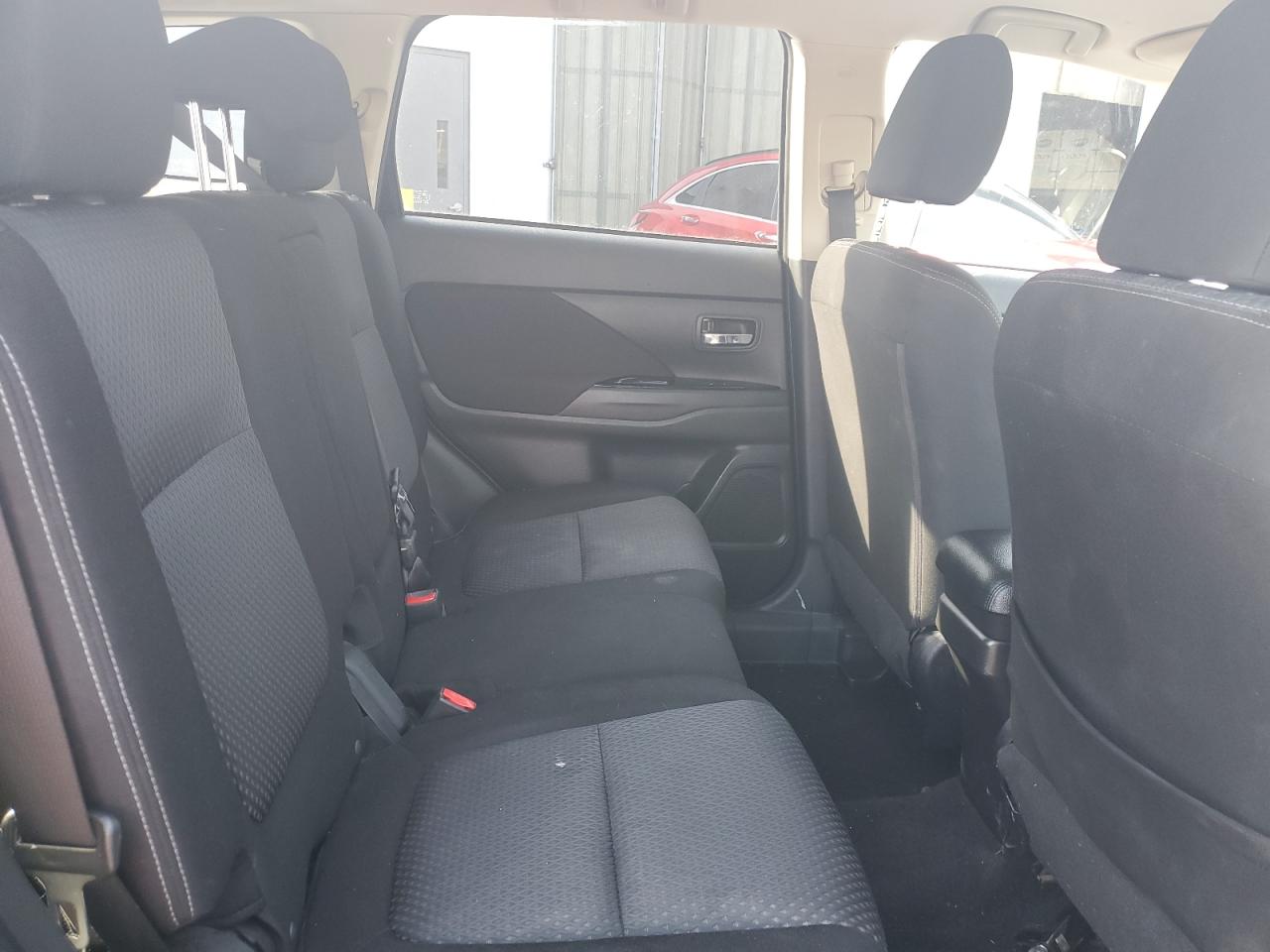 2017 Mitsubishi Outlander - Image 11