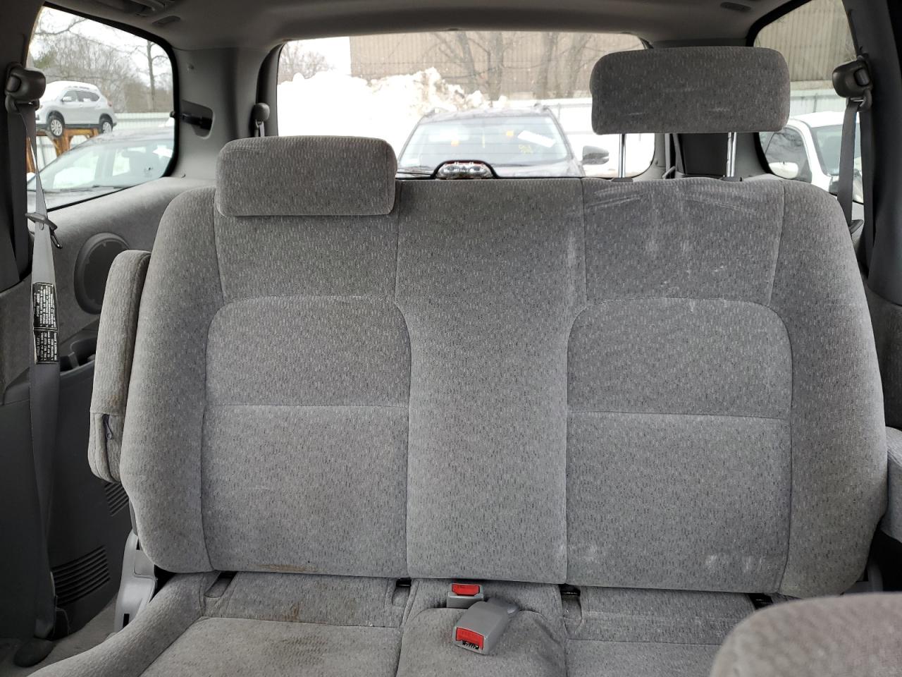 2005 Kia Sedona - Image 10