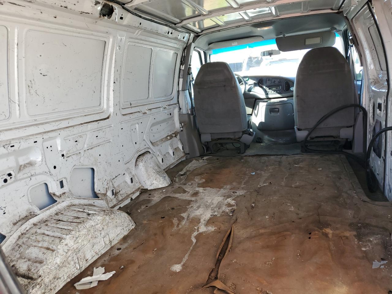 2000 Ford Econoline - Image 10