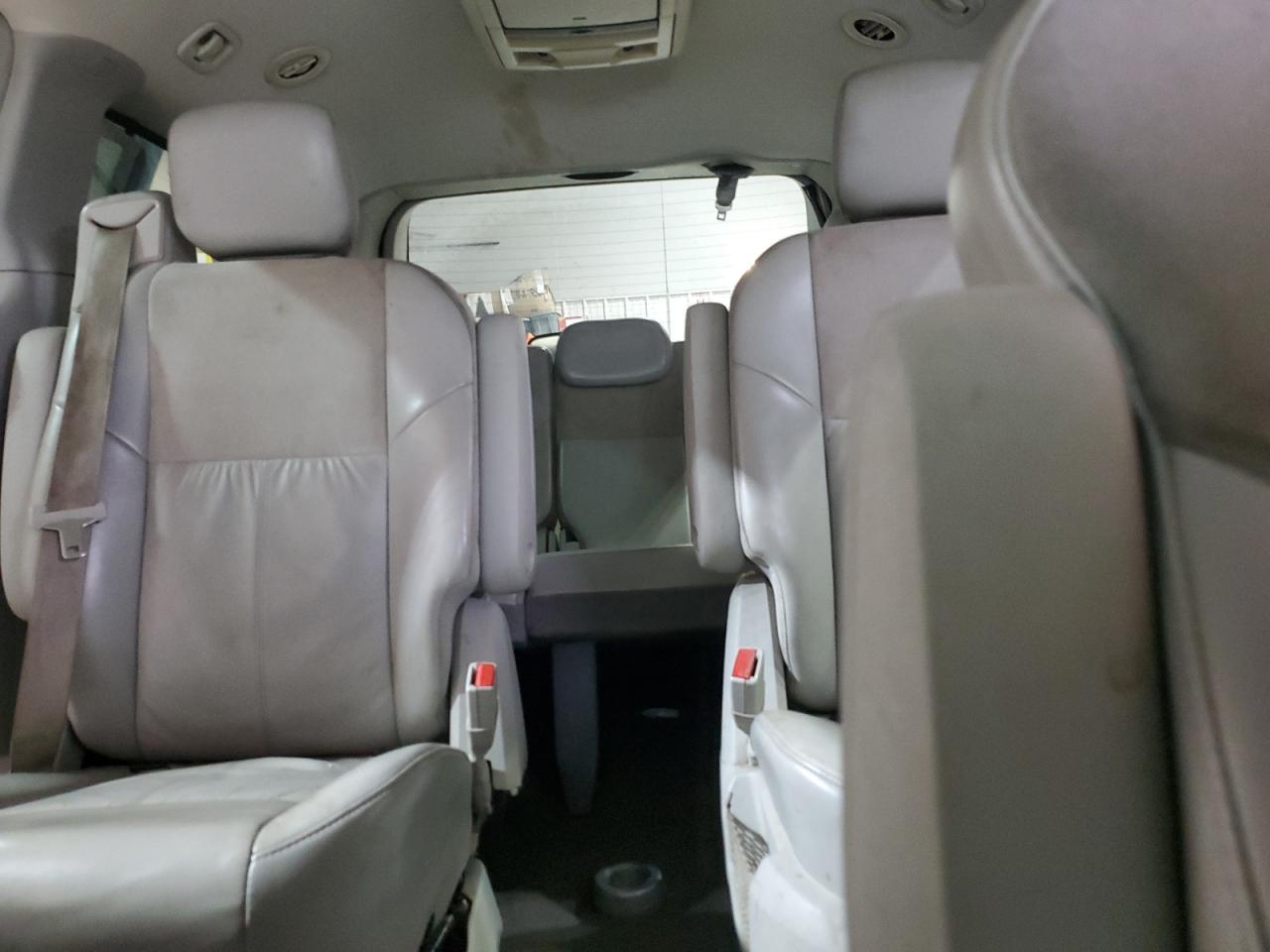 2008 Chrysler Town & Country - Image 10