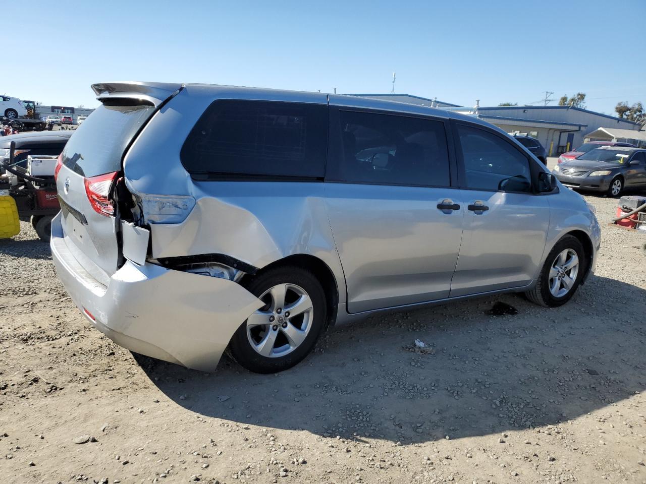 2015 Toyota Sienna - Image 3