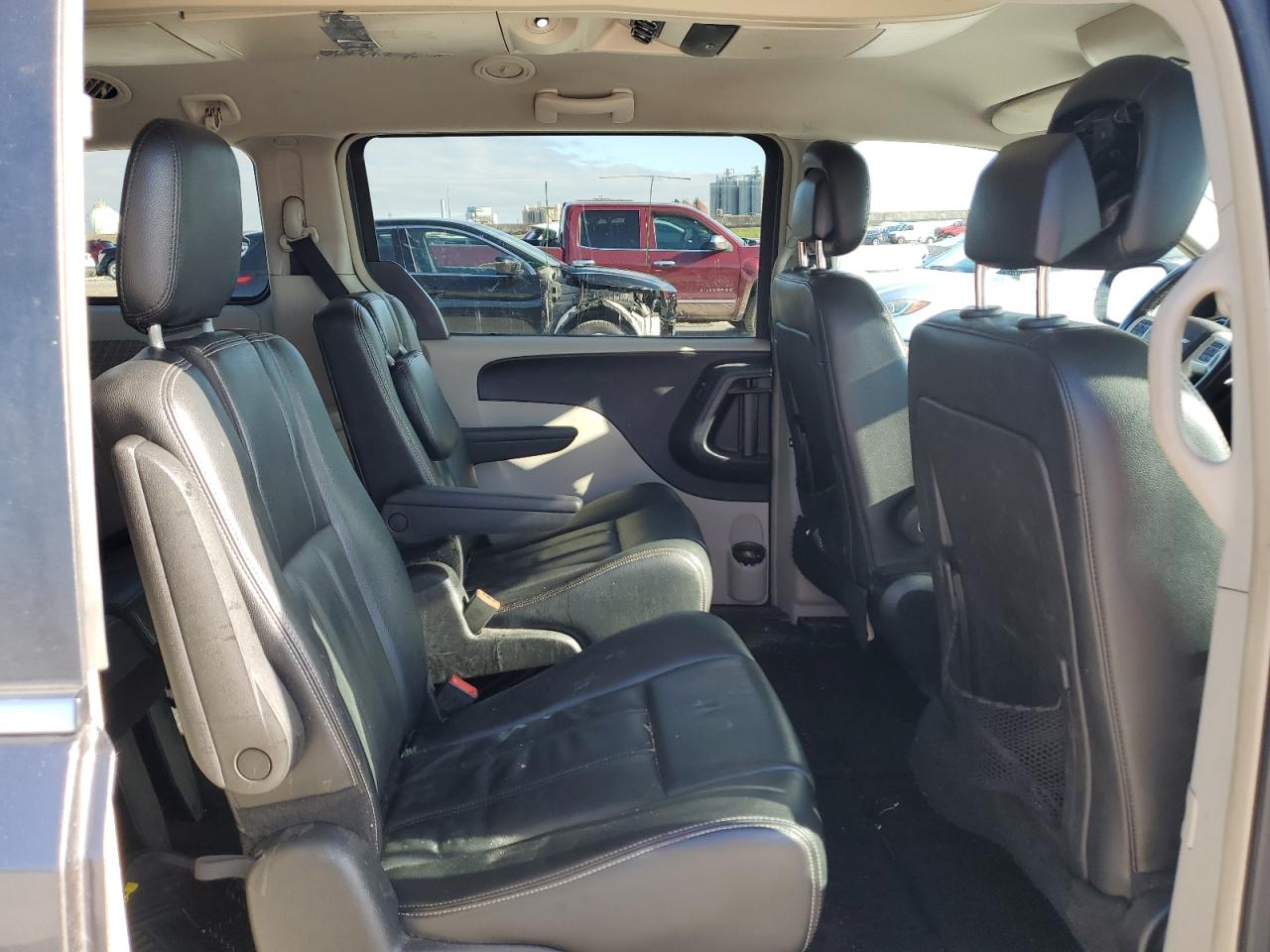 2015 Chrysler Town & Country - Image 11