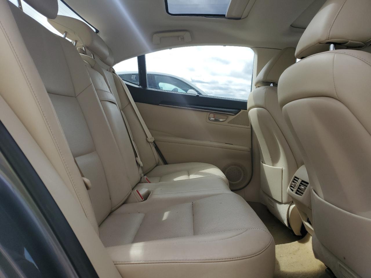 2013 Lexus ES - Image 10