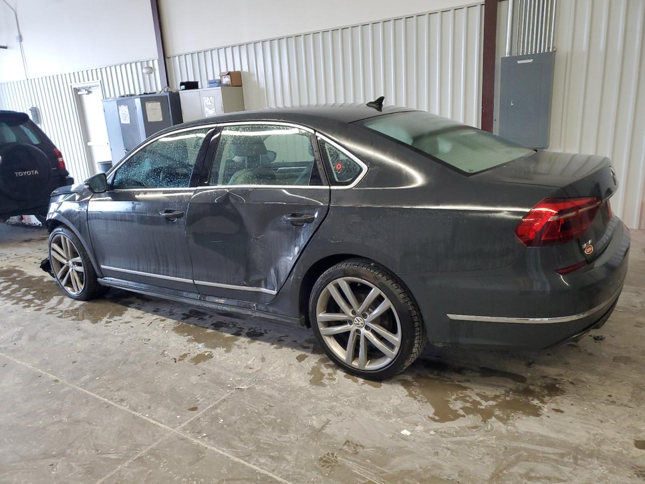 2017 Volkswagen Passat - Image 2