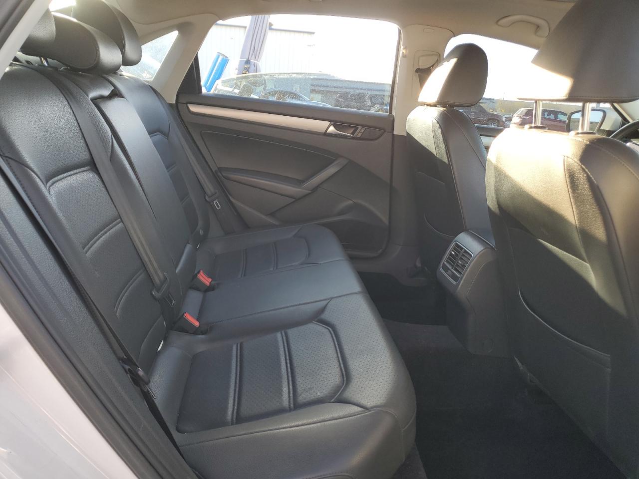 2014 Volkswagen Passat - Image 10
