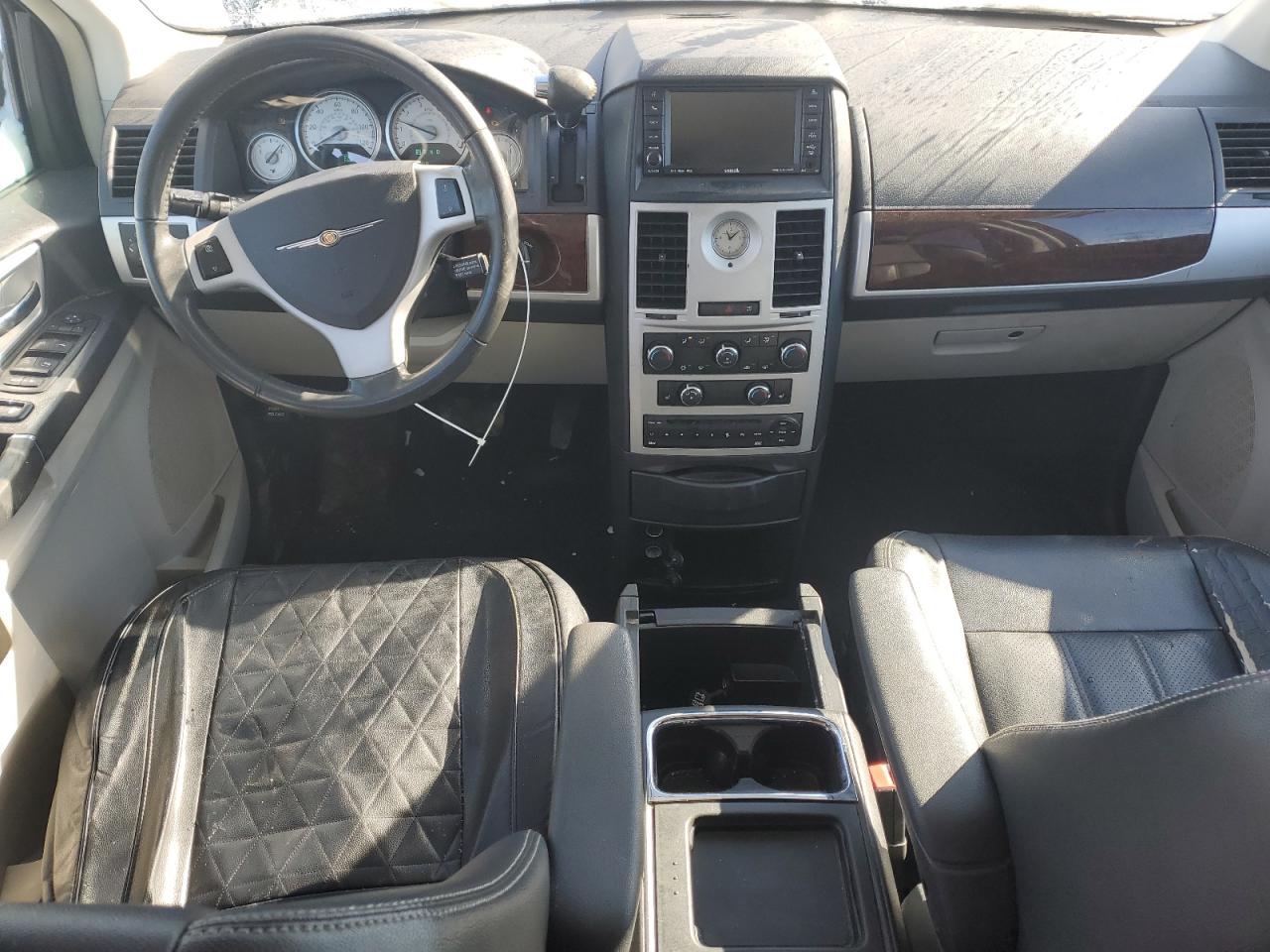 2010 Chrysler Town & Country - Image 8