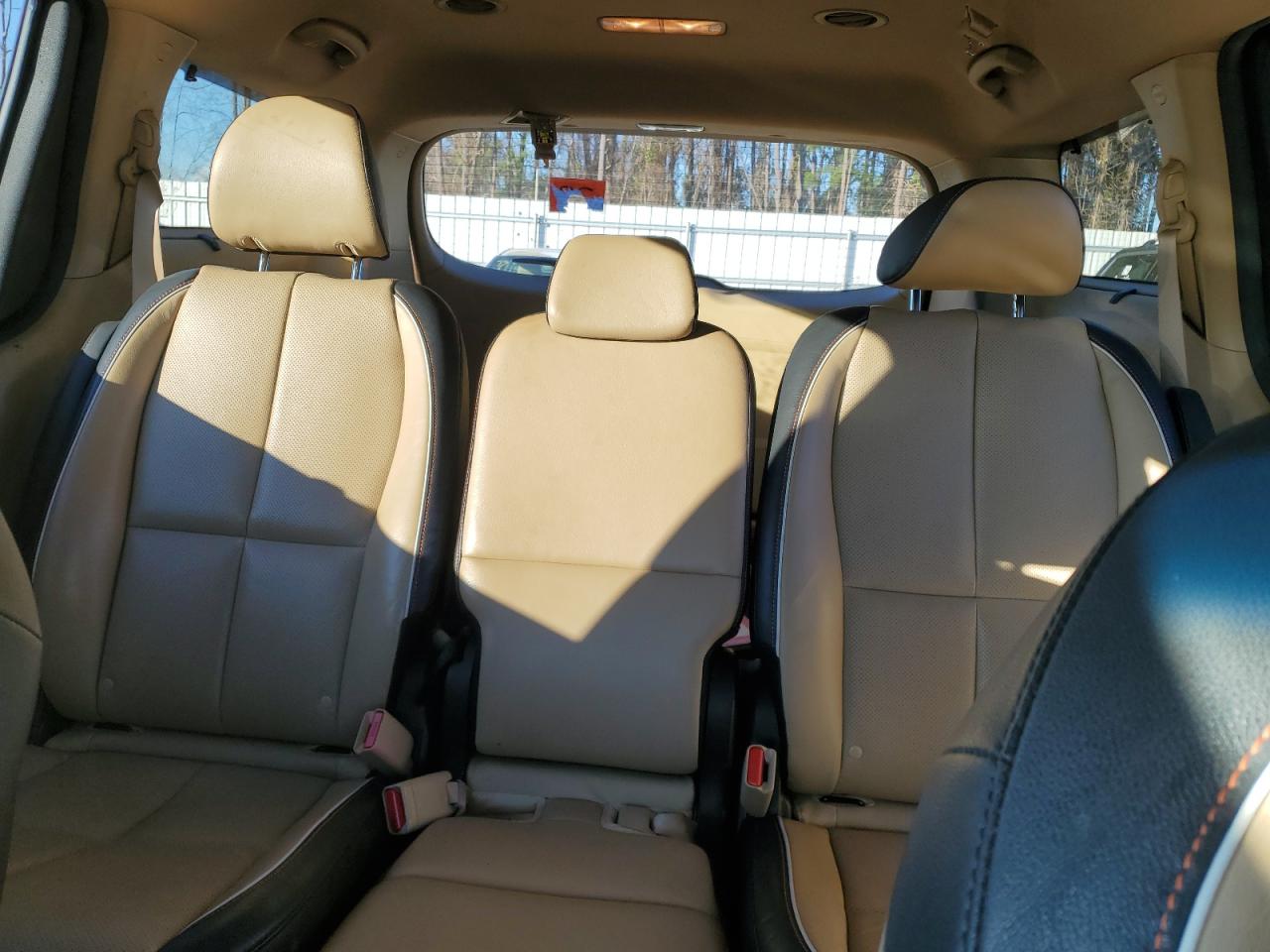 2017 Kia Sedona - Image 10