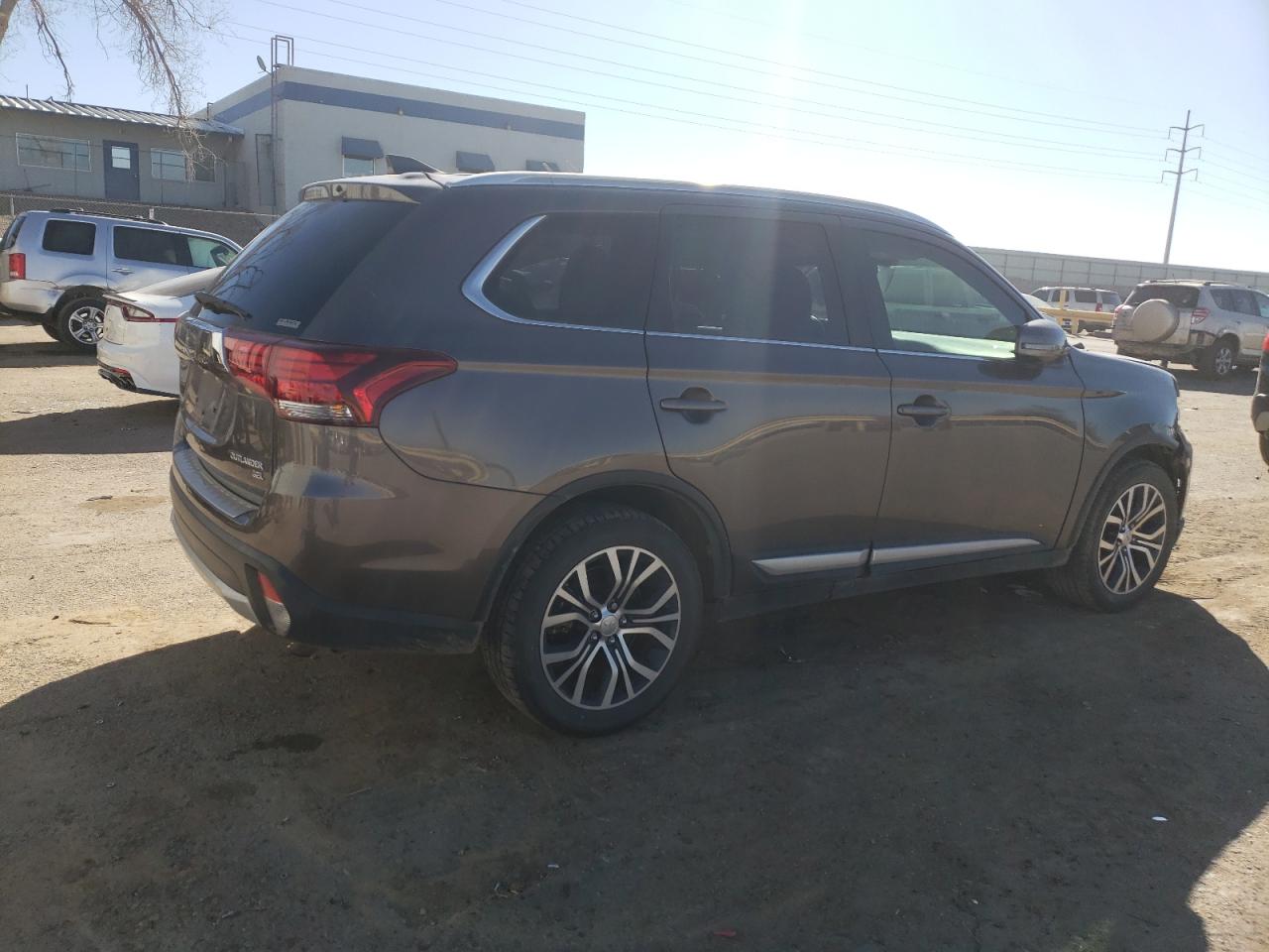 2018 Mitsubishi Outlander - Image 3