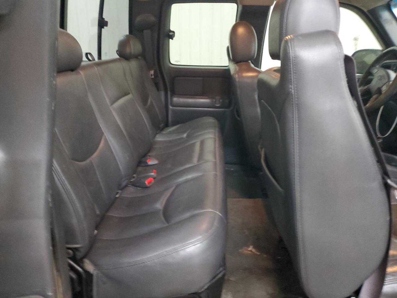 2005 Chevrolet Silverado - Image 11