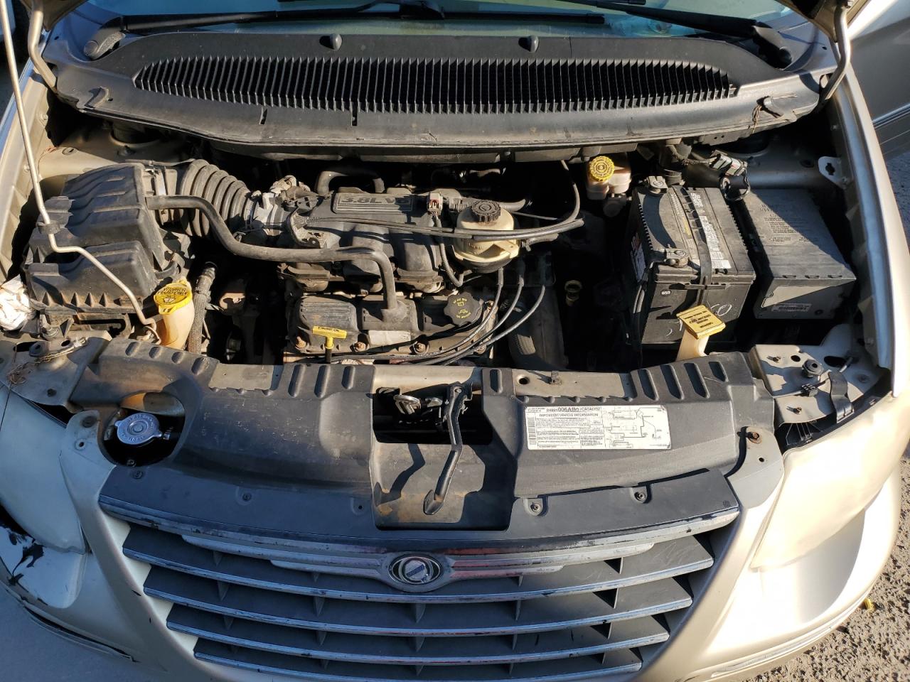 2005 Chrysler Town & Country - Image 14