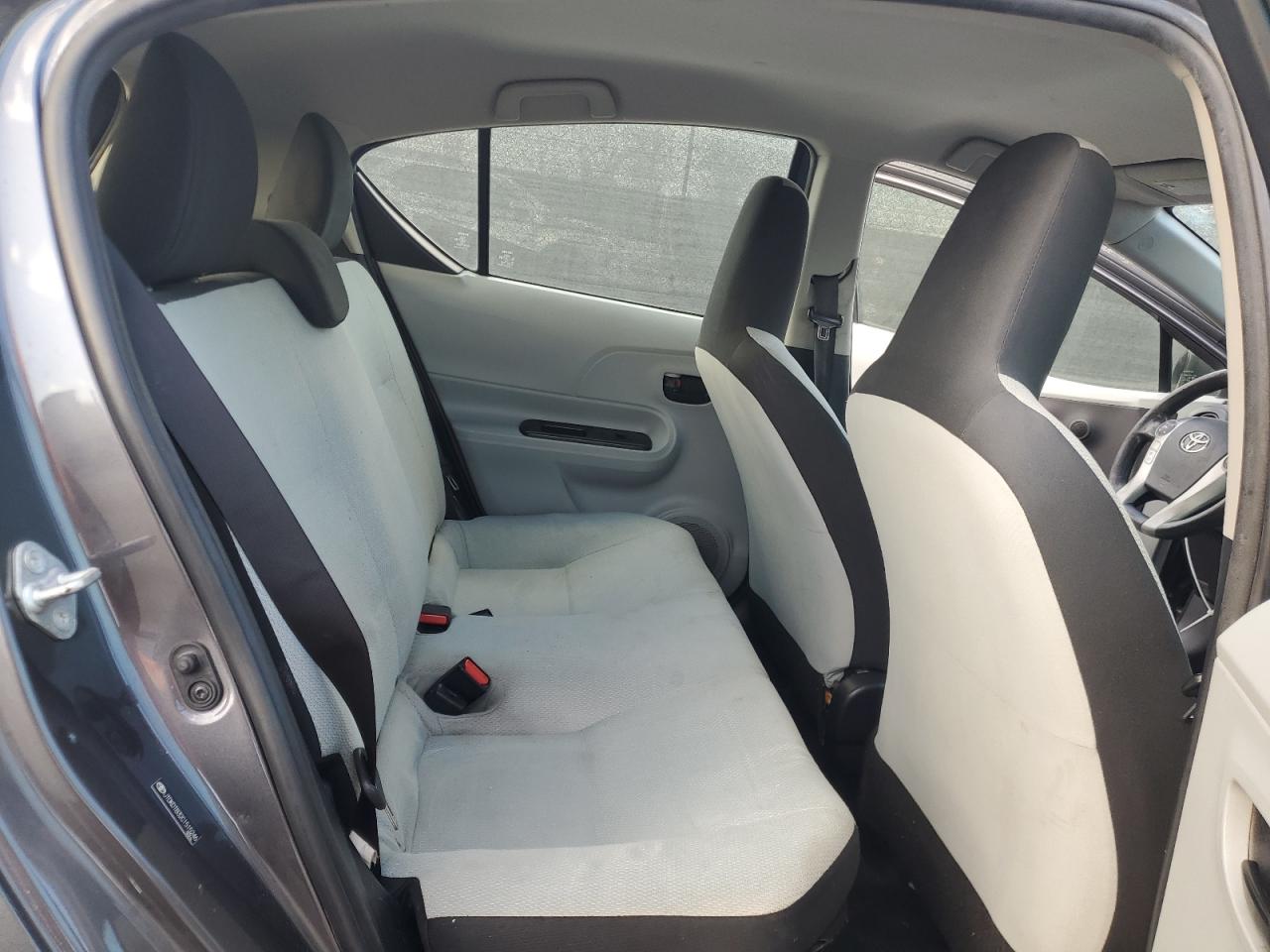 2012 Toyota Prius - Image 10