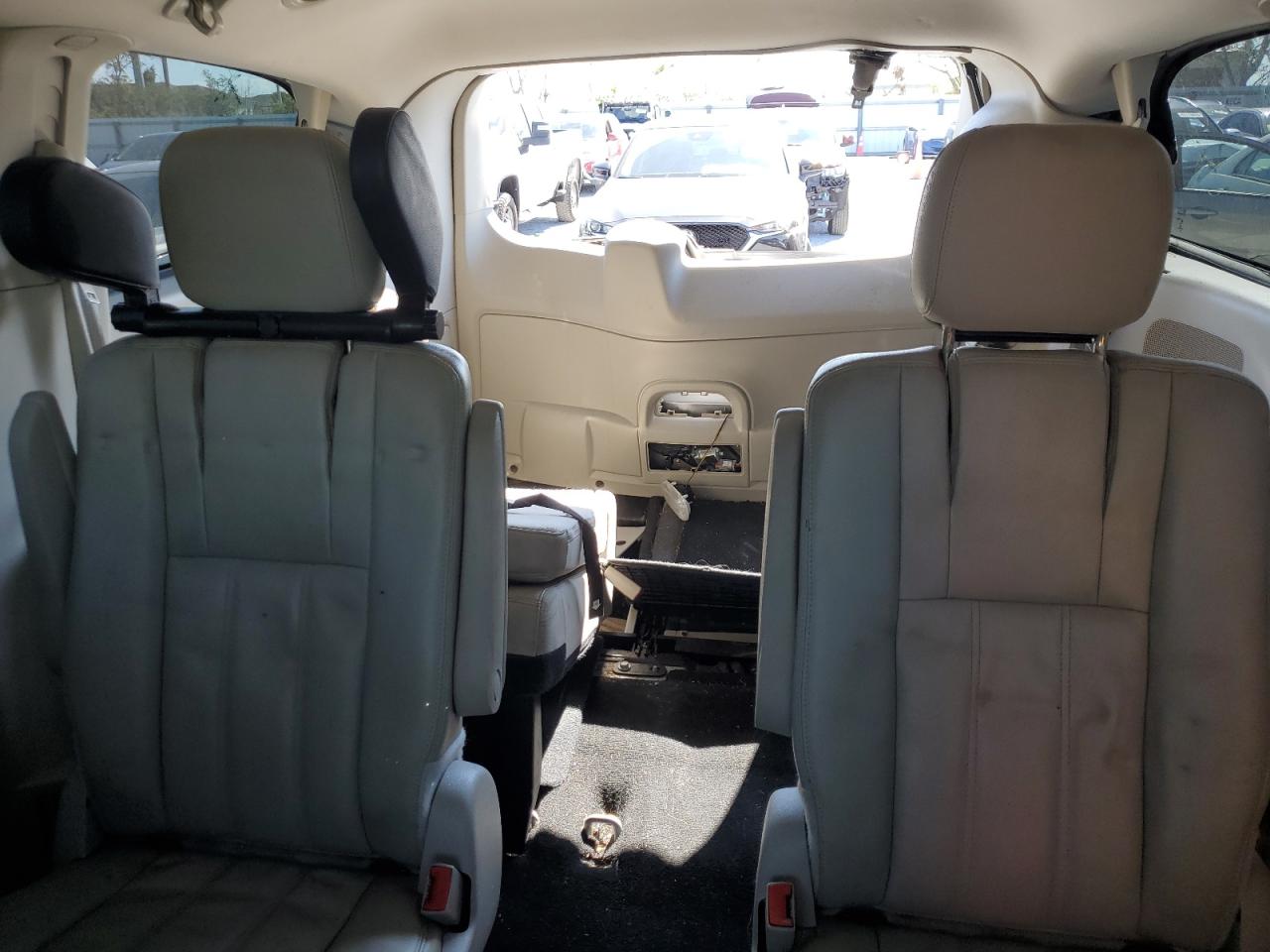2013 Chrysler Town & Country - Image 10