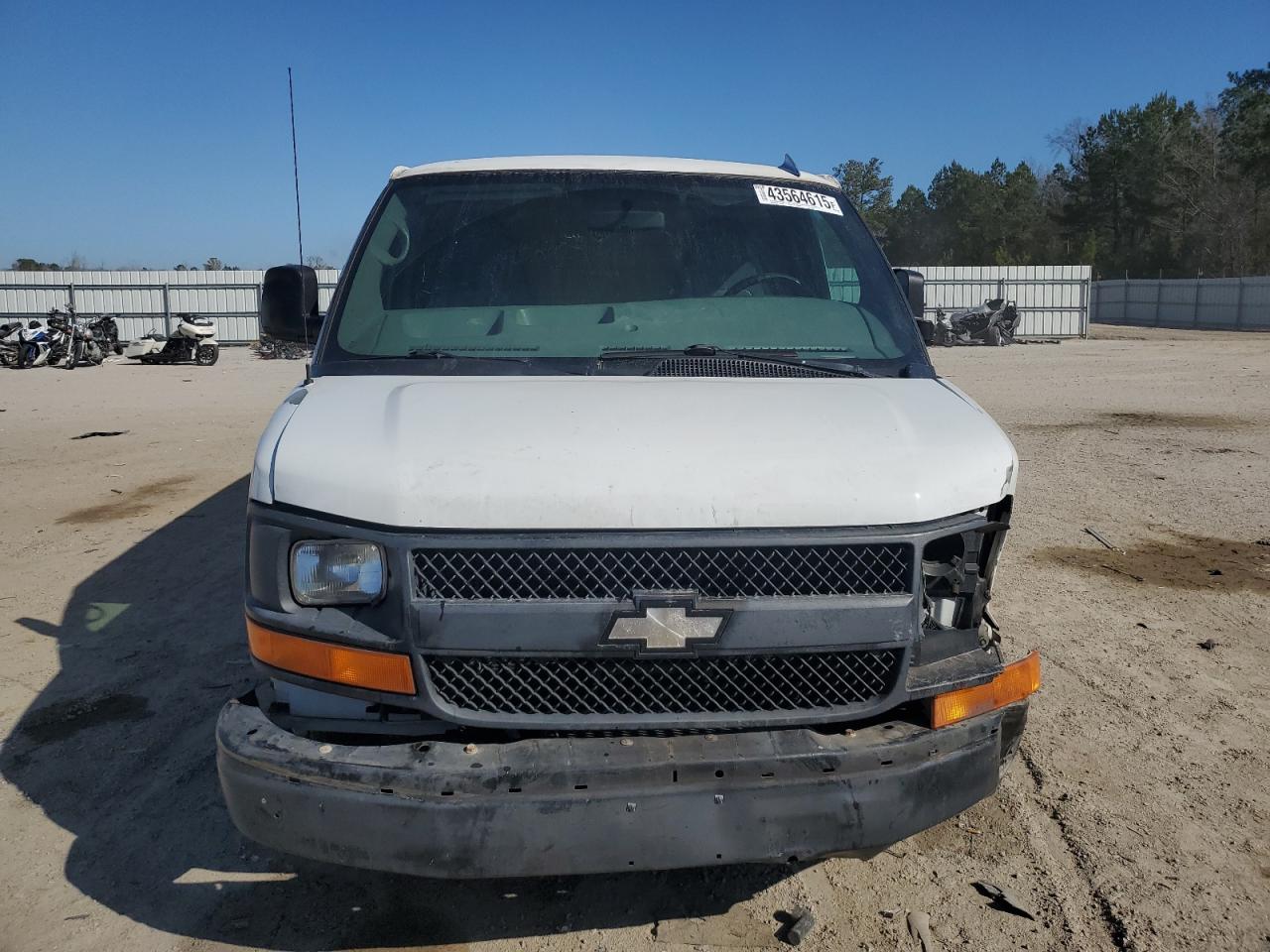 2010 Chevrolet Express - Image 5
