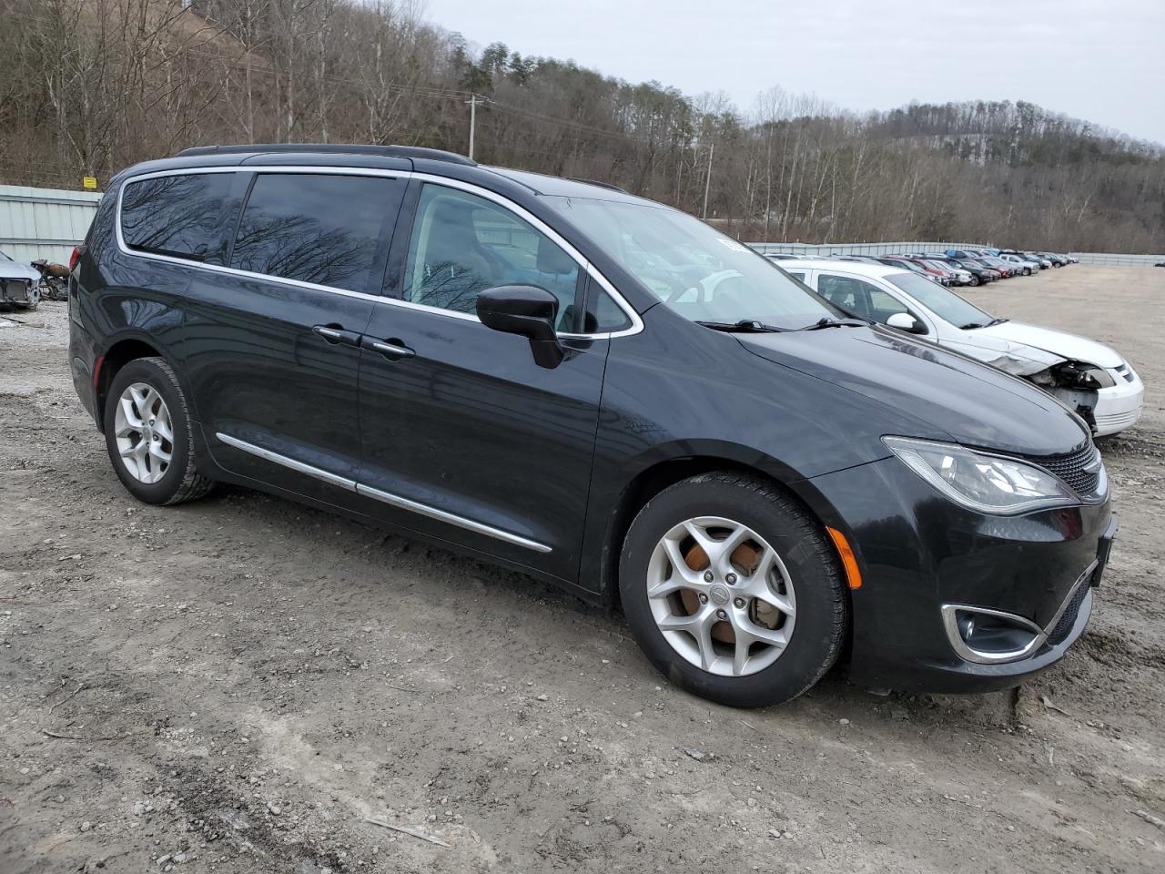 2017 Chrysler Pacifica - Image 4