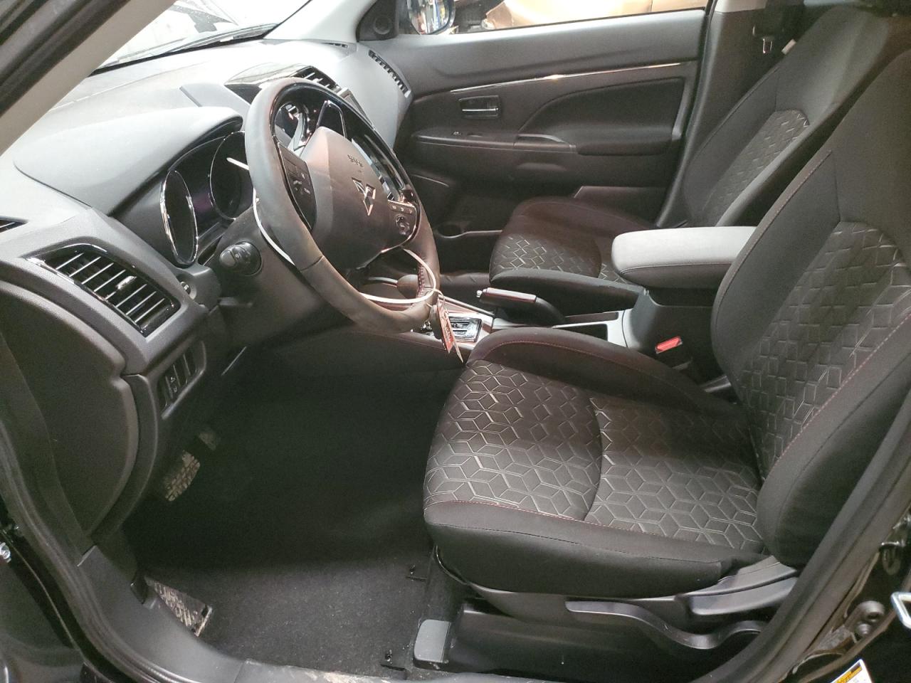 2024 Mitsubishi Outlander - Image 7