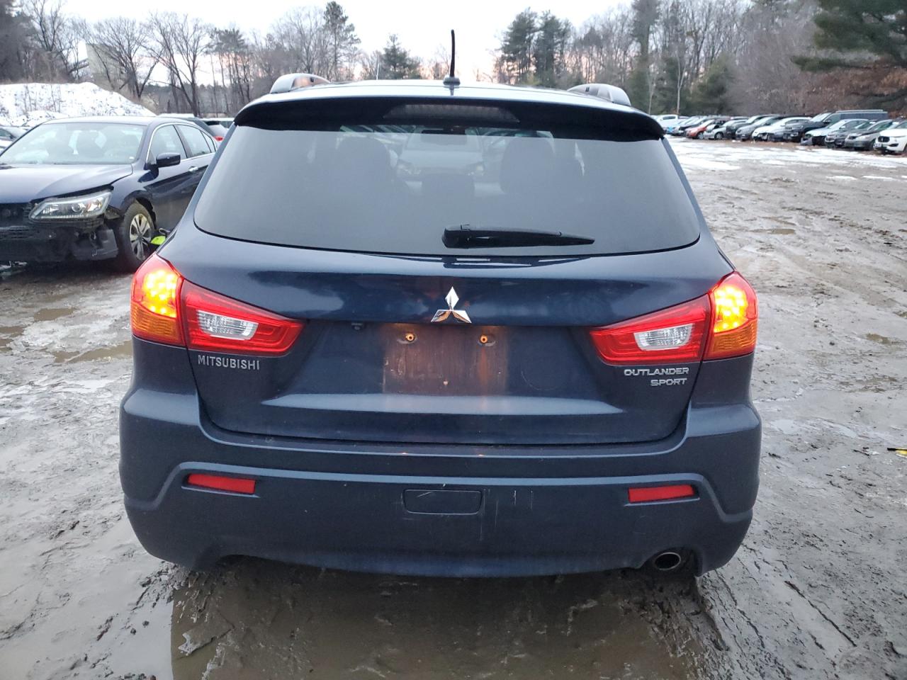 2012 Mitsubishi Outlander - Image 6