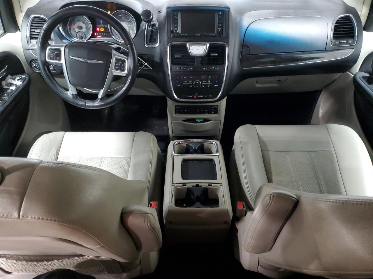 2011 Chrysler Town & Country - Image 8