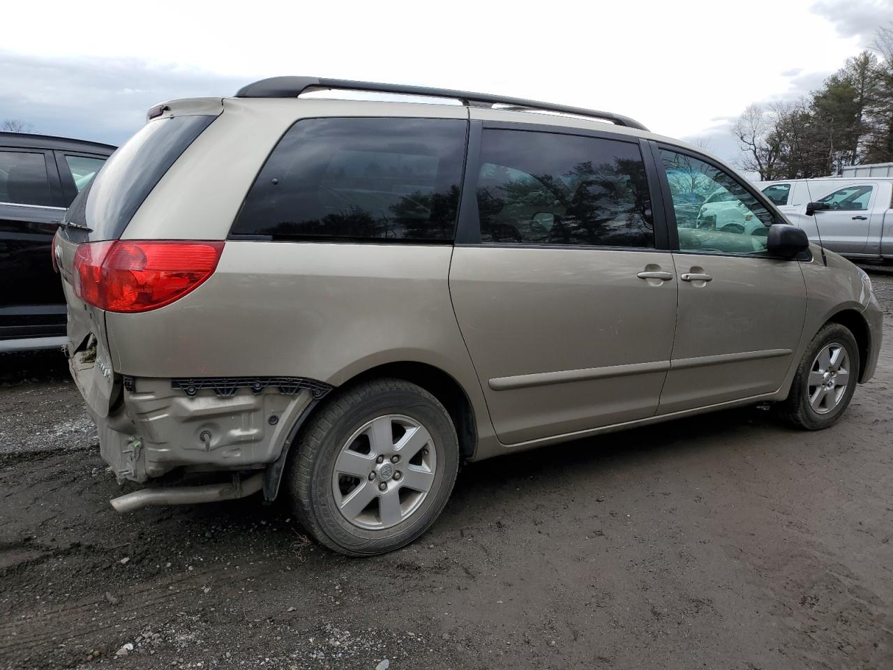 2010 Toyota Sienna - Image 3
