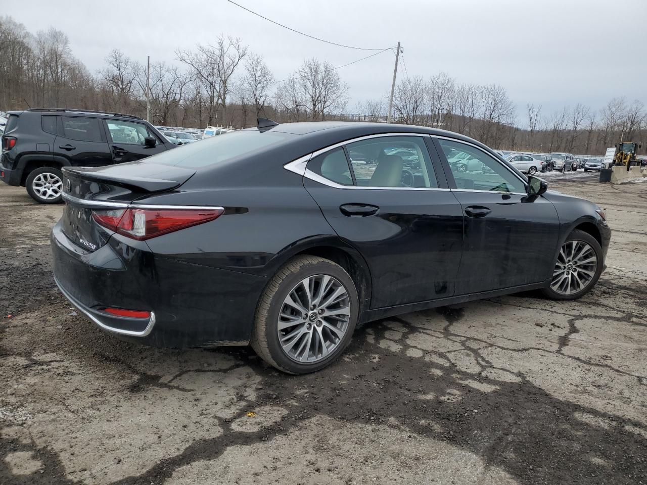 2021 Lexus ES - Image 3