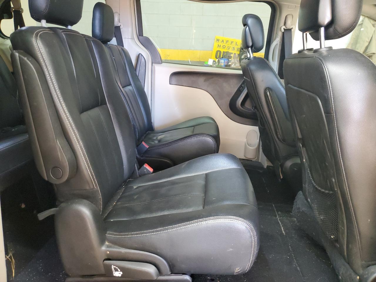 2016 Chrysler Town & Country - Image 11
