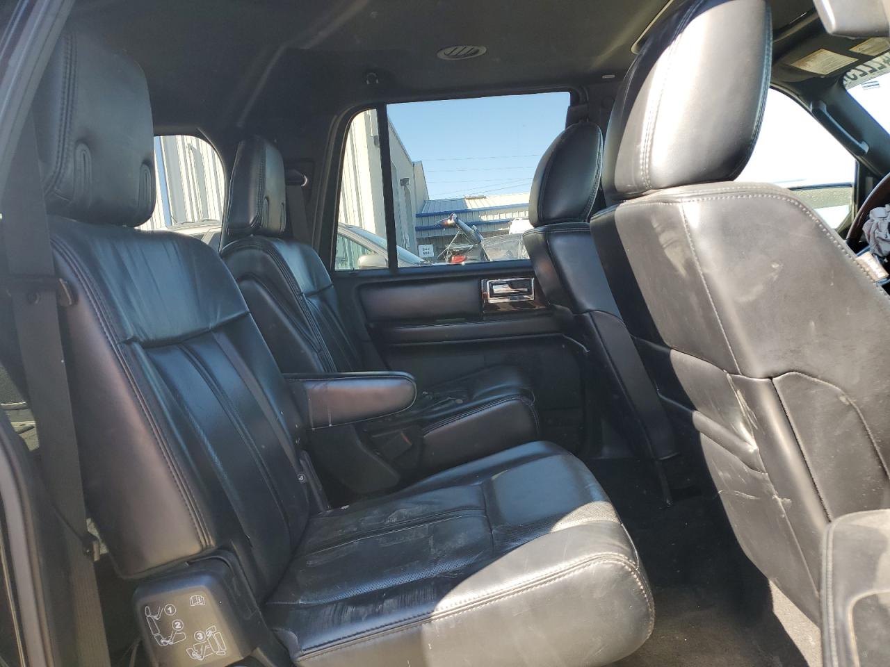 2017 Lincoln Navigator - Image 11