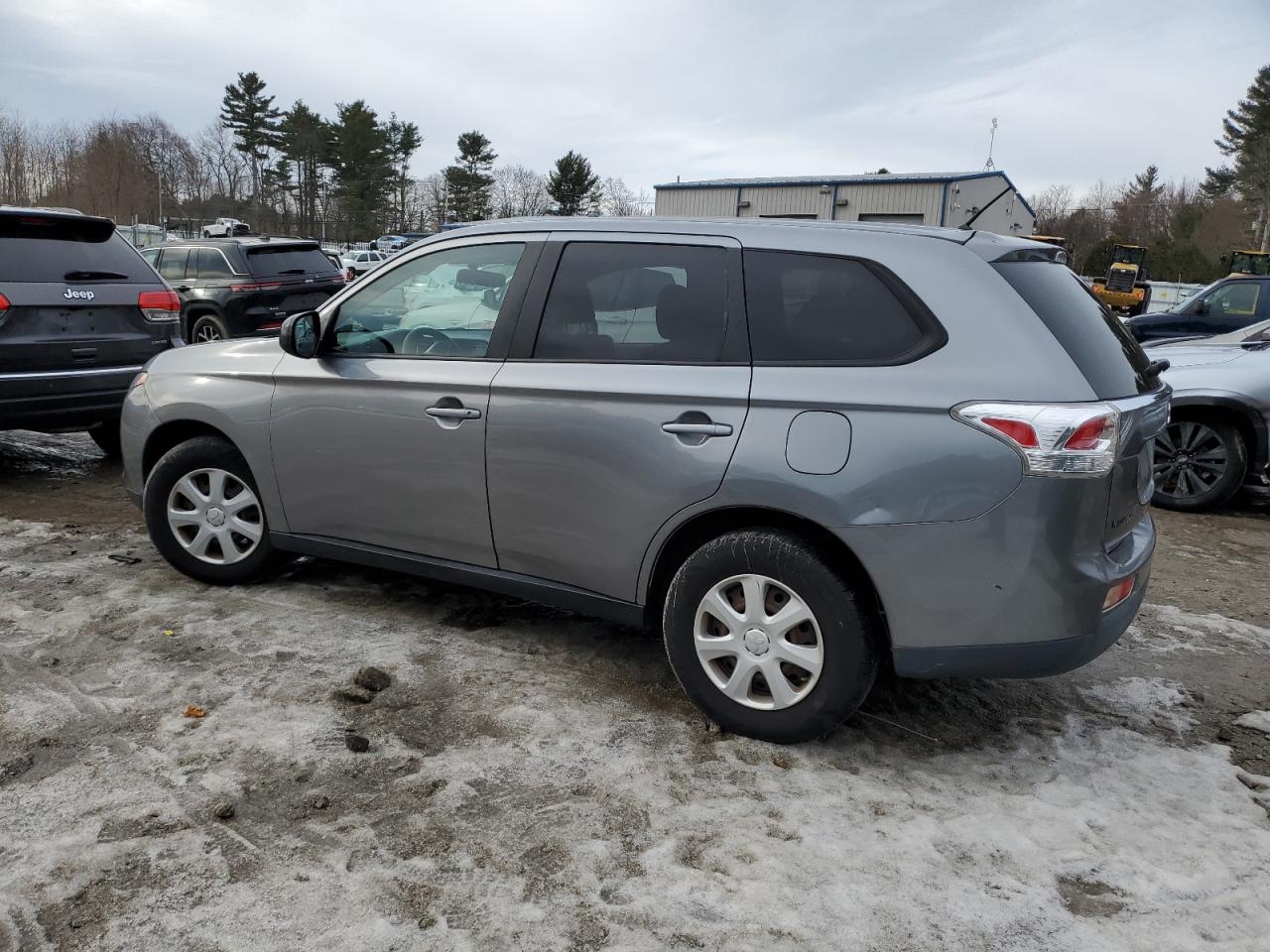 2014 Mitsubishi Outlander - Image 2