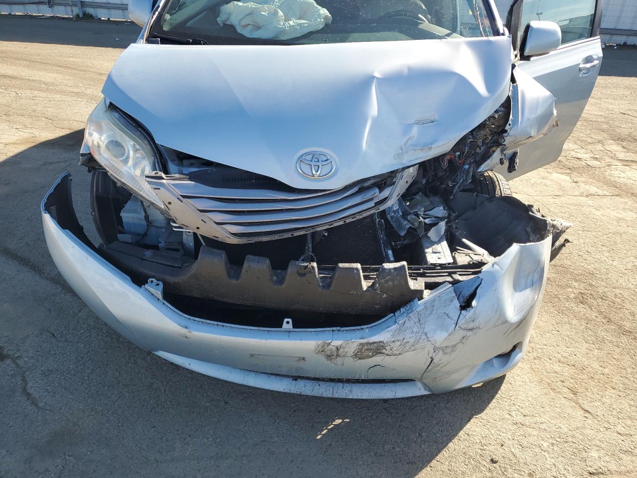 2015 Toyota Sienna - Image 12