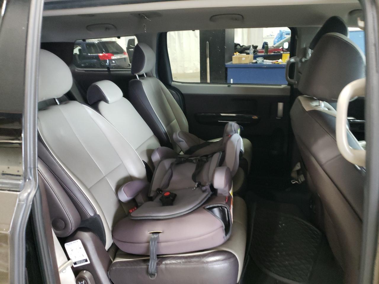 2016 Kia Sedona - Image 10