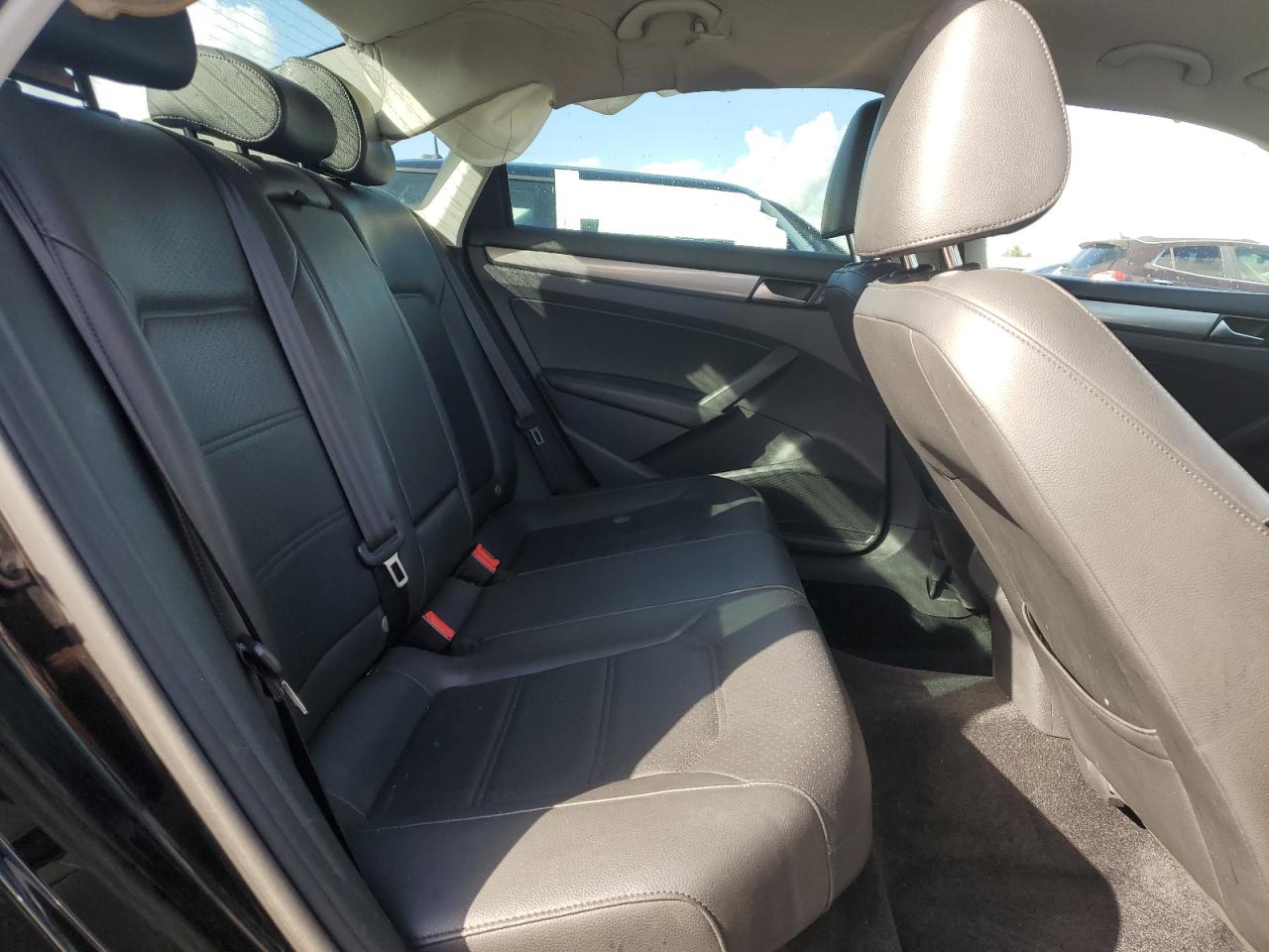 2014 Volkswagen Passat - Image 11