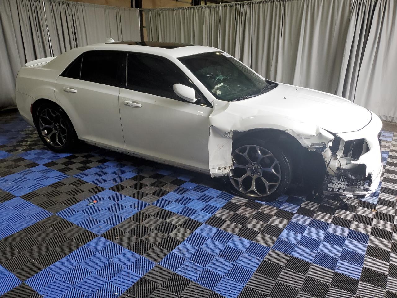 2018 Chrysler 300 - Image 4