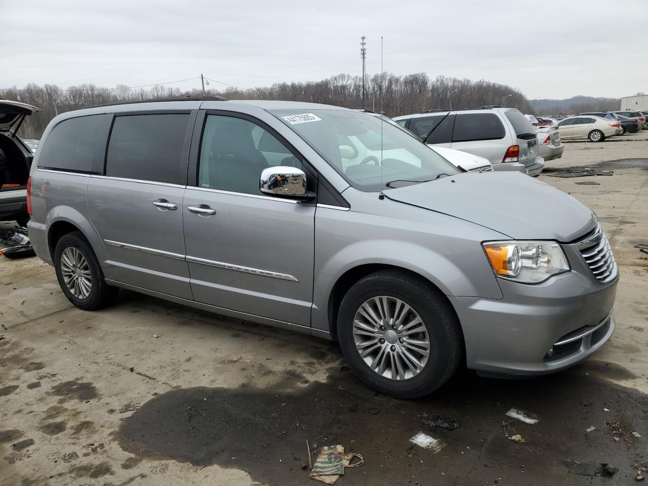 2016 Chrysler Town & Country - Image 4