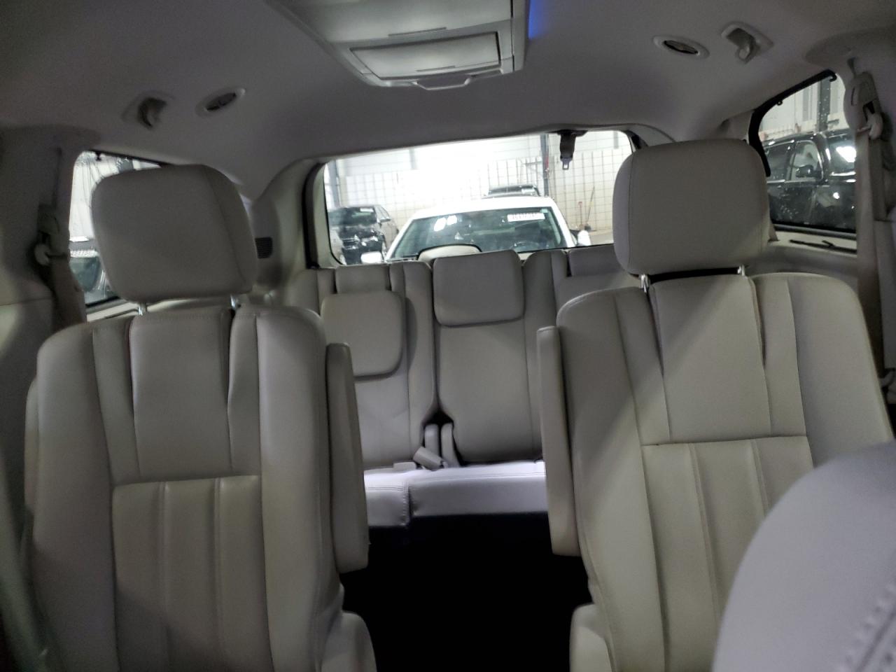 2016 Chrysler Town & Country - Image 10