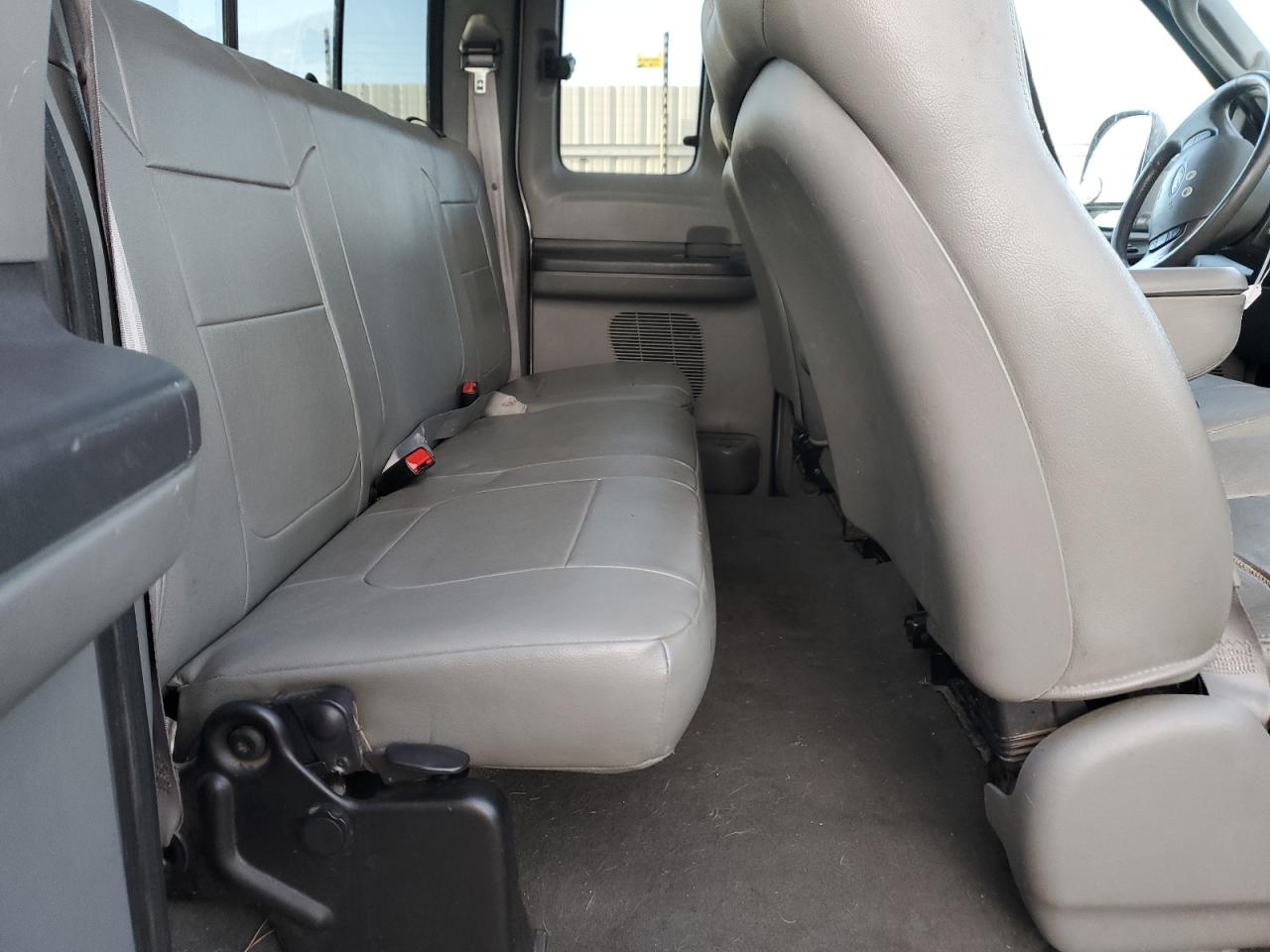 2003 Ford F350 - Image 11