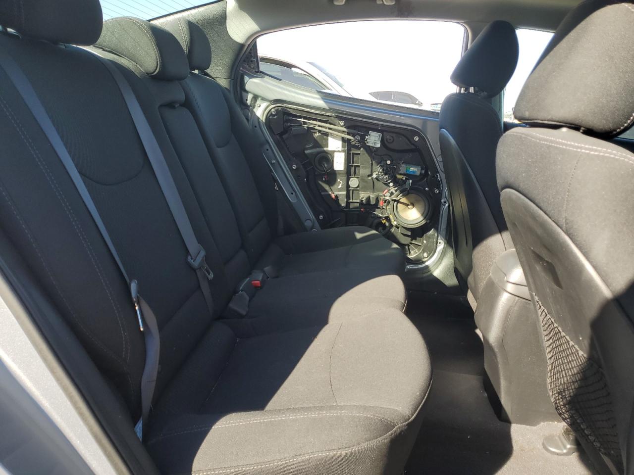 2015 Hyundai Elantra - Image 11