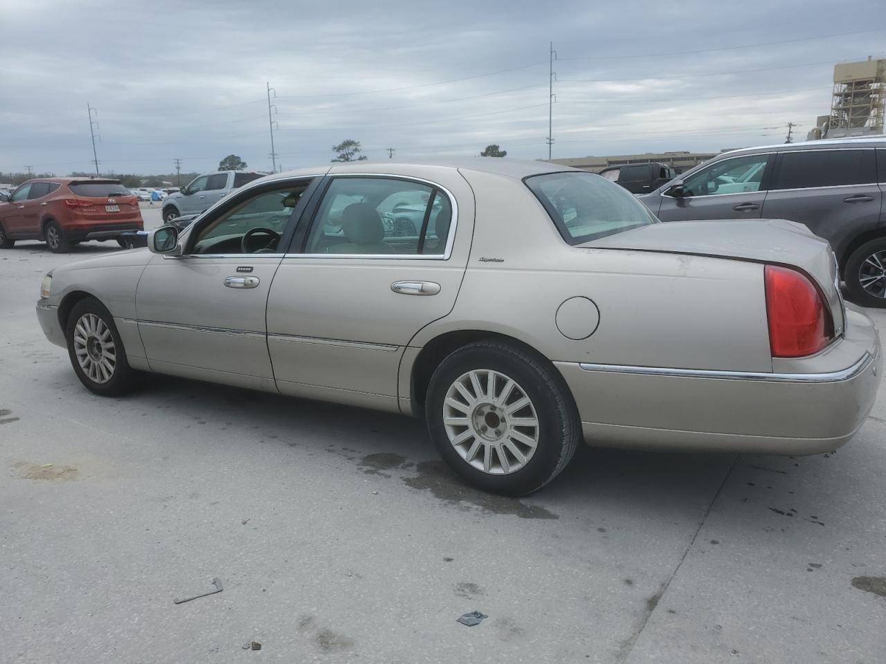 2003 Lincoln Town Car - Image 2