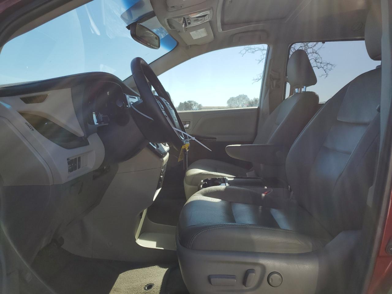 2015 Toyota Sienna - Image 7