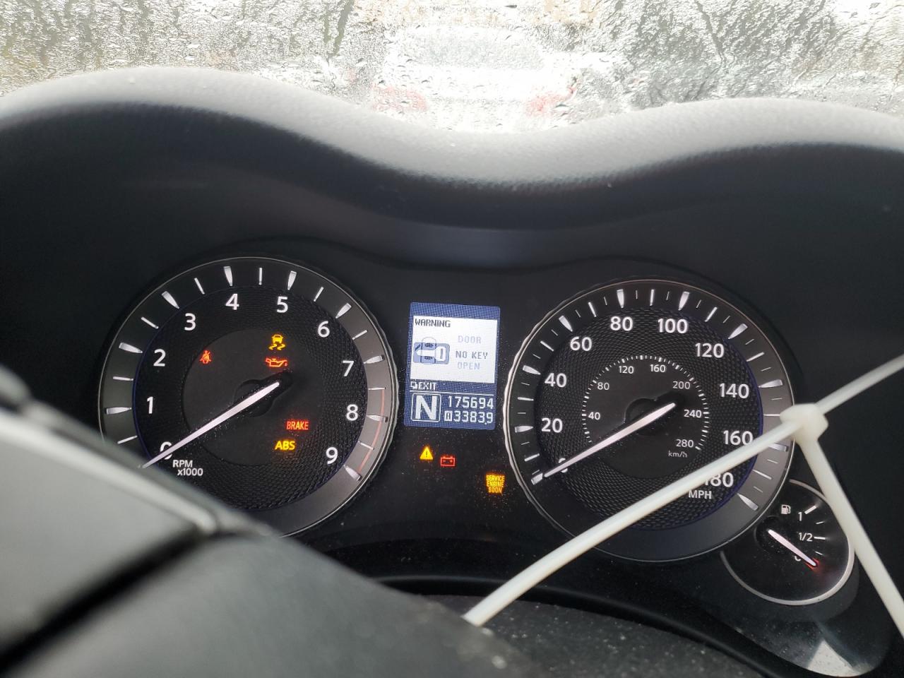 2012 Infiniti M - Image 9